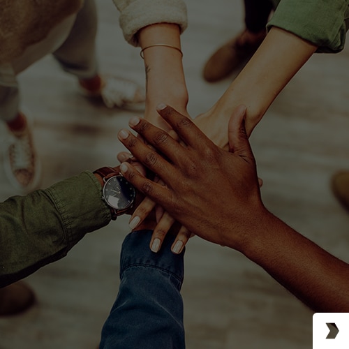 el ele tutuşarak birlik ve bağ kurma hissi yaratan bir grup insan