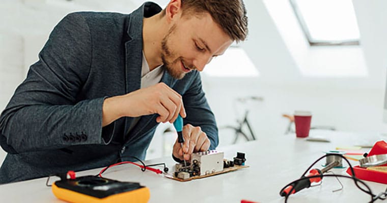 Elektrik akımını test eden mühendis